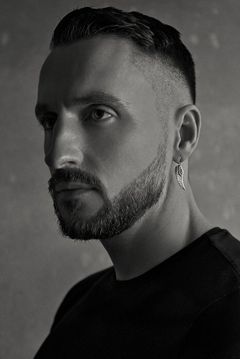 Andrew Moore interpreta Warrior (uncredited)