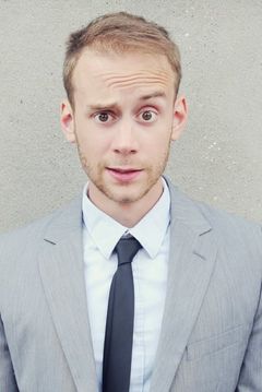 Joe Moses interpreta Additional Voices (voice)