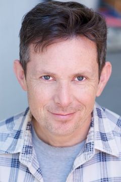 David Kaufman interpreta Young Nervous Doctor