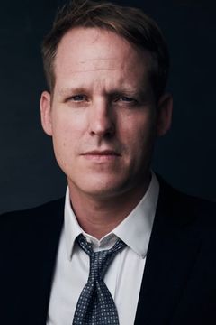 Corey Brill interpreta Henry