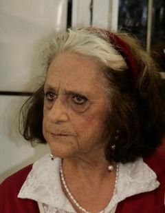 Ruth Farhi interpreta Old Jewisch woman