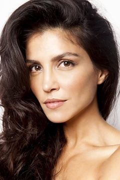 Nazneen Contractor interpreta Melina Nassour