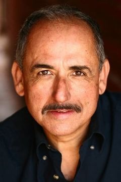 Gary Carlos Cervantes interpreta Dr. Guillermo Escobar