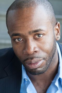 Stephen Conrad Moore interpreta Oliver Grayson