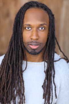 Tim J. Smith interpreta Larry
