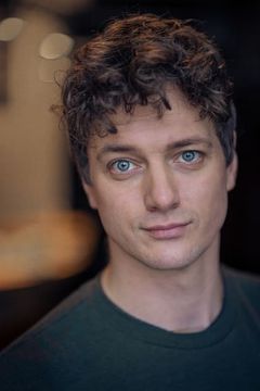 Patrick Dollmann interpreta Henry Achleitner
