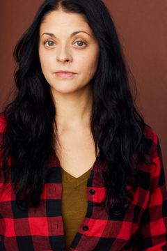 Ann Sonneville interpreta Stephanie