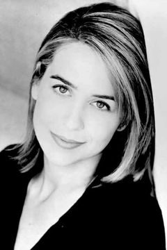 Hillary Matthews interpreta Dom's Wife