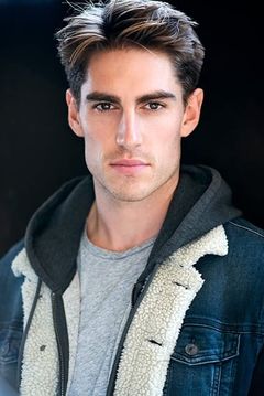 Julian Haig interpreta Ethan