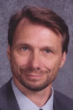 Kevin Ash interpreta Ballroom Dancer (uncredited)