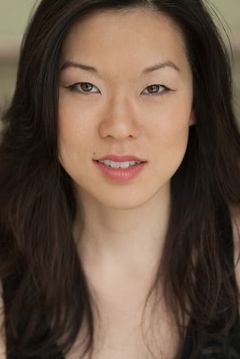 Jeena Yi interpreta Angel Yanigahara