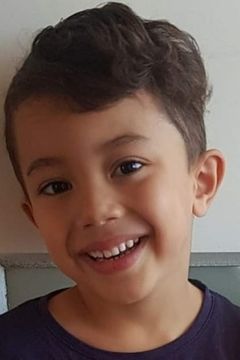 Denzel Quirke interpreta Young Arthur (3 Years Old)