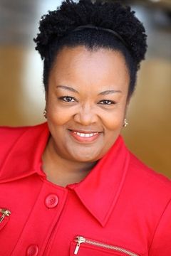 Algerita Wynn Lewis interpreta Mug Shot Officer