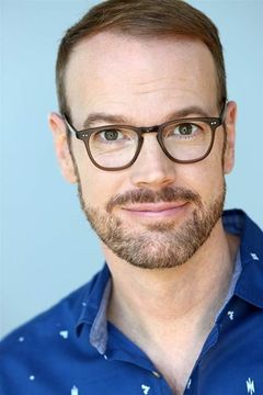 Kevin Kirkpatrick interpreta John