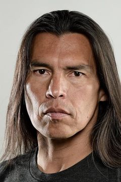 David Midthunder interpreta Fuller's Native American Scout