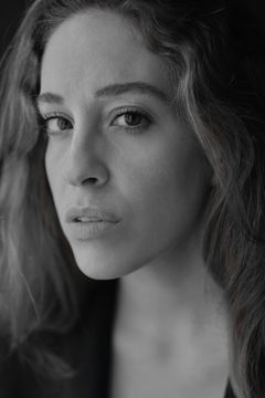 Leila Schaus interpreta Laureen