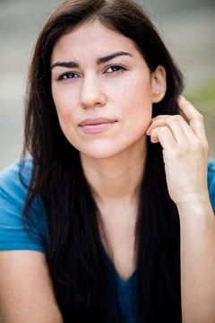 Savonna Spracklin interpreta Isabella Harbud