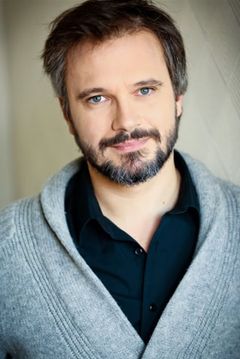 Arnaud Léonard interpreta Additional Voices (voice)