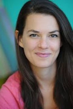 Maura McNamara interpreta Girl on Ferry