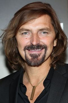 Robin Atkin Downes interpreta New Reporter