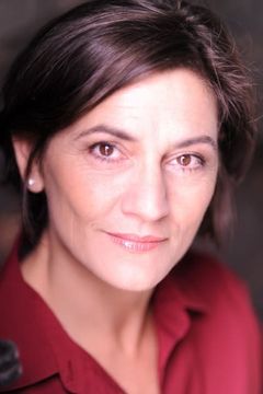 Janet Ulrich Brooks interpreta Erudite Teacher