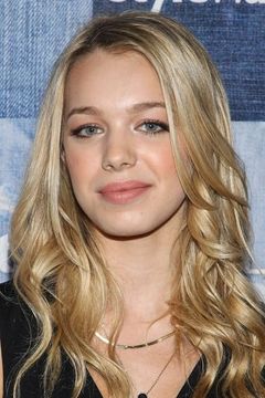 Sadie Calvano interpreta Violet Plunkett