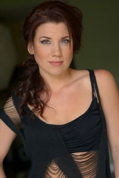 Katie Seeley interpreta Alana
