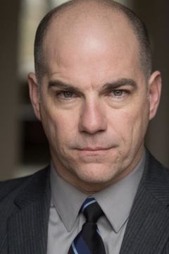 Anthony Reynolds interpreta Officer Wedge