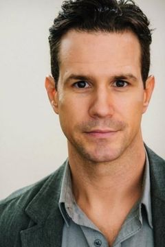 Travis Myers interpreta Bartender