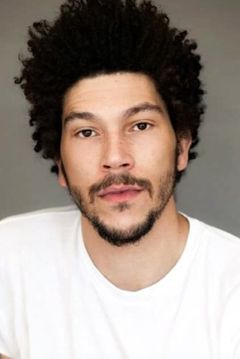 Joel Fry interpreta Postman