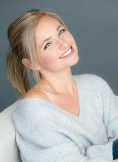 Ivyann Schwan interpreta Trixie Young