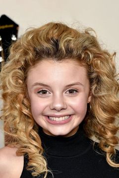 Mallory James Mahoney interpreta Taylor