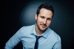 Matthew McKane interpreta Club Bartender