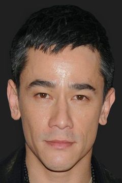 Carl Ng interpreta Interpol Officer in Van