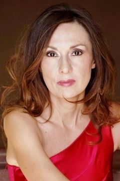Simona Caparrini interpreta Giulia, moglie sottomessa