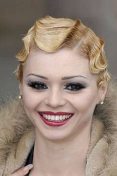 Adelle Young interpreta Go Go Dancer 2