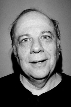 Eddie Pepitone interpreta Archer