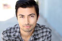 Shaun Taylor-Corbett interpreta Pedro