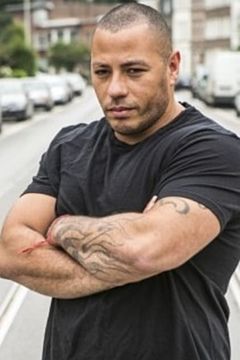 Carlos Schram interpreta Zeroual's Goon #2