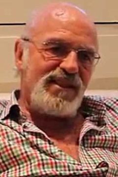 Roberto Bakker interpreta Market Vendor