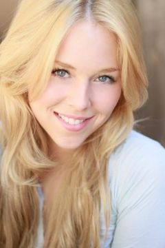 Kaitlyn Wylde interpreta Julie