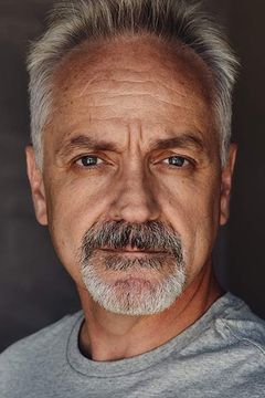 Joe Pacheco interpreta Bill Pierce