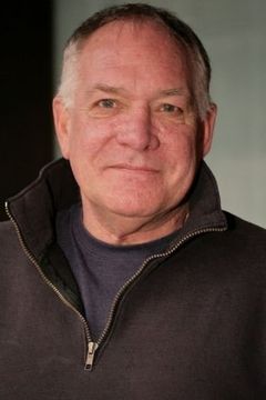 Ross Bickell interpreta Father Regan