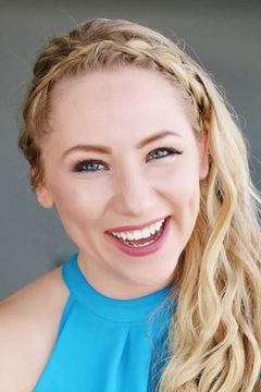 Julie Ann Serrano interpreta Mall Shopper (uncredited)