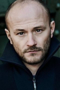 Moritz Grove interpreta Holger