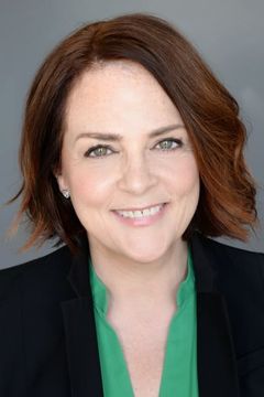 Virginia Louise Smith interpreta Actress / Queen Elizabeth