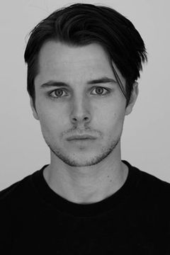 Max Fowler interpreta Mike