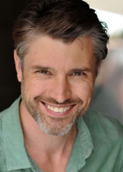 Philip Battley interpreta Lance Waybridge