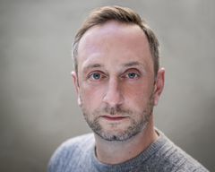 Steve Edge interpreta Steven the Jewellery Shop Assistant