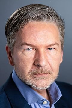Sean Cameron Michael interpreta New Doctor